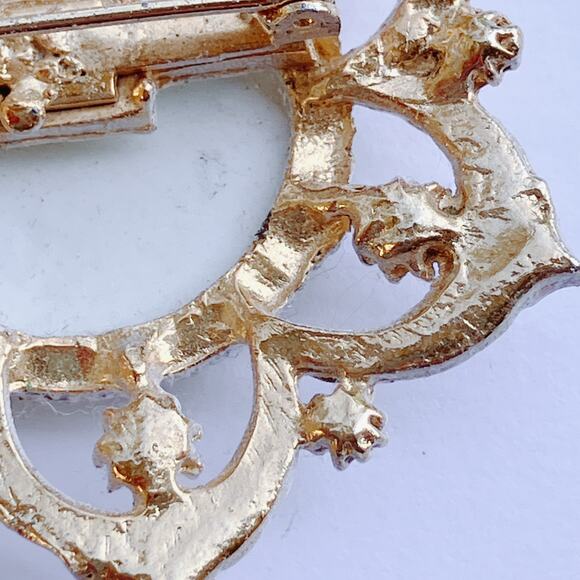 Vintage Mid Century White Milk Glass Enamel Gold Tone Brooch Floral Pin 1960s - Picture 9 of 11